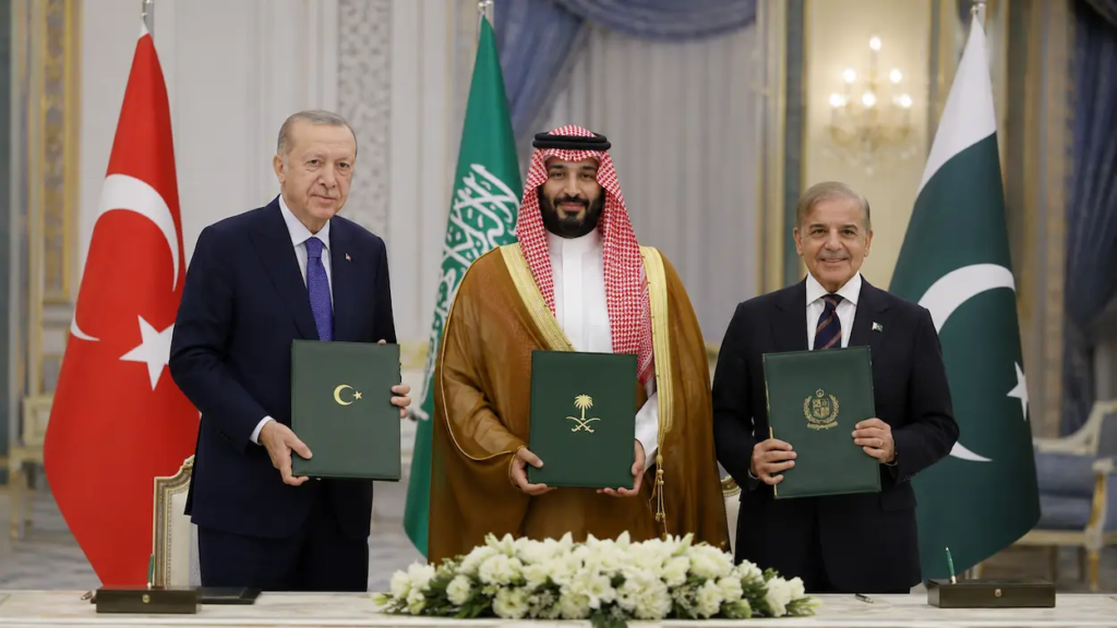 L'accord, en préparation depuis plus de deux ans selon le chef de la diplomatie turque Hakan Fidan, a été accéléré par la guerre qui embrase le Moyen-Orient depuis six mois : bombardements américains sur l'Iran, représailles iraniennes contre les intérêts américains dans le Golfe, verrouillage du détroit d'Ormuz, blocus houthi contre les navires saoudiens en mer Rouge, et attaques contre les infrastructures pétrolières du royaume, jusqu'aux bombardements dans la région frontalière de Najran, sans précédent depuis la trêve de 2022.