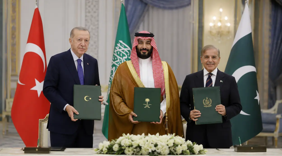 L'accord, en préparation depuis plus de deux ans selon le chef de la diplomatie turque Hakan Fidan, a été accéléré par la guerre qui embrase le Moyen-Orient depuis six mois : bombardements américains sur l'Iran, représailles iraniennes contre les intérêts américains dans le Golfe, verrouillage du détroit d'Ormuz, blocus houthi contre les navires saoudiens en mer Rouge, et attaques contre les infrastructures pétrolières du royaume, jusqu'aux bombardements dans la région frontalière de Najran, sans précédent depuis la trêve de 2022.