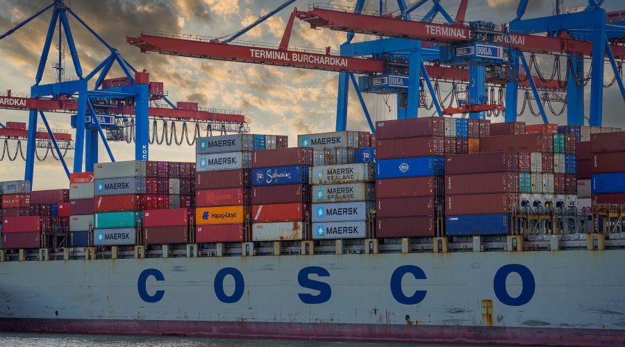 La Chine enregistre un excédent commercial record en 2025 avec près de 1.200 milliards de dollars, malgré les tensions et le recul marqué de ses échanges avec les Etats-Unis.